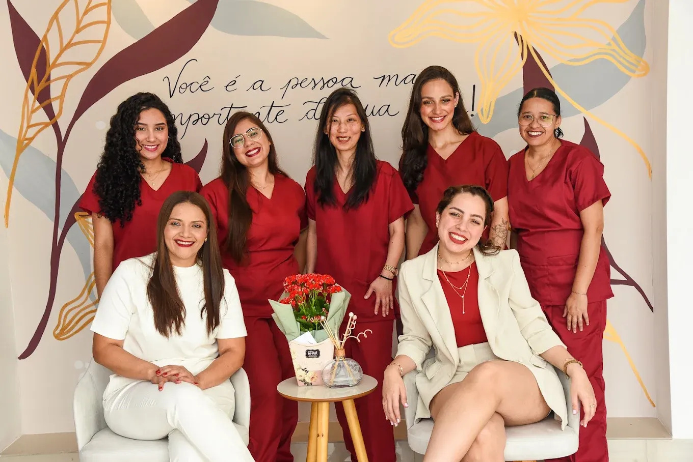 Equipe da Bruna & July reunida na clínica